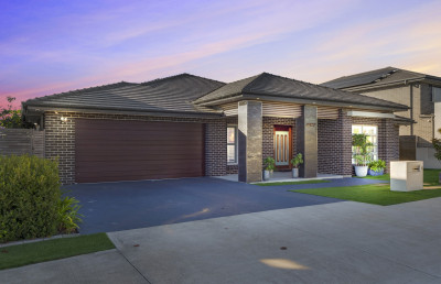 Welcome to the epitome of luxury living in Oran Park! 