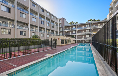 Gorgeous Unit with Pool & Proximity to Amenities