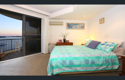 Apartment with Uninterrupted Broadwater Views - Prime Location!
