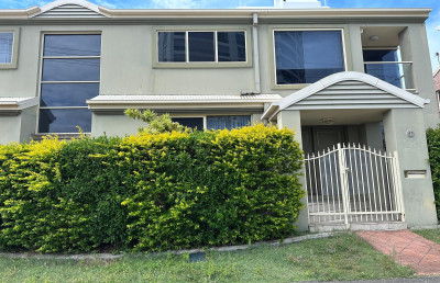 Charming 3-Bed, 3-Bath Unit - 2/310 Marine Parade, Labrador QLD 4215 close to Waters